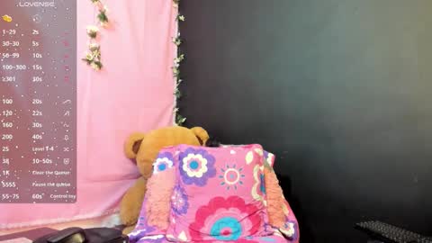 Snapshot of split_girl chatting on October 2025 10:07:02 PM EMMA online show from October 2025 10:07:02 PM