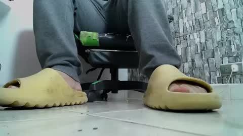 Snapshot of srfindomfeet_ chatting on January 2025 07:10:02 PM sr master cum its my old account online show from January 2025 07:10:02 PM