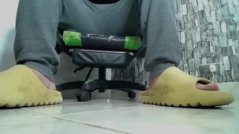 Snapshot of srfindomfeet_ chatting on January 2025 01:13:01 AM sr master cum its my old account online show from January 2025 01:13:01 AM