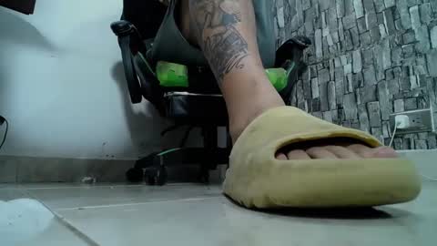 Snapshot of srfindomfeet_ chatting on January 2025 01:04:01 AM sr master cum its my old account online show from January 2025 01:04:01 AM