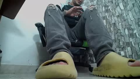 Snapshot of srfindomfeet_ chatting on January 2025 06:33:01 AM sr master cum its my old account online show from January 2025 06:33:01 AM