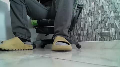 Snapshot of srfindomfeet_ chatting on January 2025 05:30:02 PM sr master cum its my old account online show from January 2025 05:30:02 PM