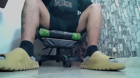 Snapshot of srfindomfeet_ chatting on January 2025 08:32:01 PM sr master cum its my old account online show from January 2025 08:32:01 PM