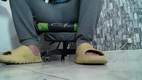 Snapshot of srfindomfeet_ chatting on January 2025 09:08:02 PM sr master cum its my old account online show from January 2025 09:08:02 PM