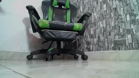 Snapshot of srfindomfeet_ chatting on February 2025 06:40:02 PM sr master cum its my old account online show from February 2025 06:40:02 PM