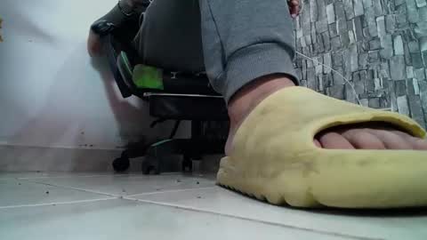 Snapshot of srfindomfeet_ chatting on February 2025 06:35:02 PM sr master cum its my old account online show from February 2025 06:35:02 PM