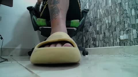 Snapshot of srfindomfeet_ chatting on February 2025 04:14:02 AM sr master cum its my old account online show from February 2025 04:14:02 AM