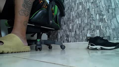 Snapshot of srfindomfeet_ chatting on March 2025 06:54:02 PM sr master cum its my old account online show from March 2025 06:54:02 PM