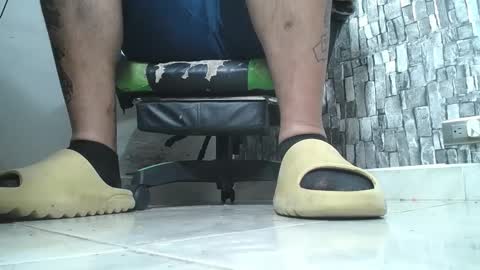 Snapshot of srfindomfeet_ chatting on September 2025 12:54:01 AM sr master cum its my old account online show from September 2025 12:54:01 AM