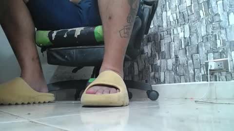 Snapshot of srfindomfeet_ chatting on September 2025 06:40:02 PM sr master cum its my old account online show from September 2025 06:40:02 PM