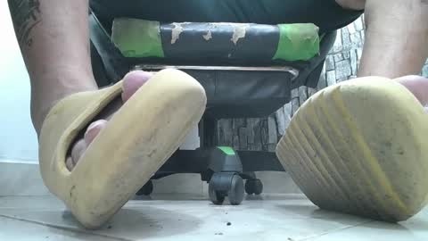 Snapshot of srfindomfeet_ chatting on September 2025 04:12:01 AM sr master cum its my old account online show from September 2025 04:12:01 AM