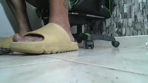 Snapshot of srfindomfeet_ chatting on October 2025 06:26:01 PM sr master cum its my old account online show from October 2025 06:26:01 PM