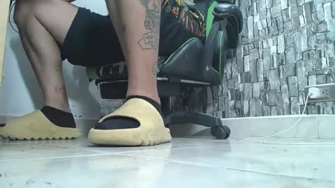 Snapshot of srfindomfeet_ chatting on October 2025 03:04:01 AM sr master cum its my old account online show from October 2025 03:04:01 AM