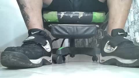 Snapshot of srfindomfeet_ chatting on October 2025 10:45:01 PM sr master cum its my old account online show from October 2025 10:45:01 PM