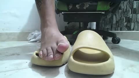 Snapshot of srfindomfeet_ chatting on June 2026 06:40:02 AM sr master cum its my old account online show from June 2026 06:40:02 AM