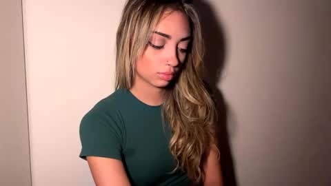 Snapshot of stasiakopiasz chatting on April 2026 09:31:01 AM Mia online show from April 2026 09:31:01 AM