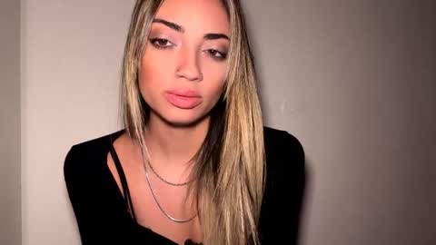 Snapshot of stasiakopiasz chatting on April 2026 09:52:01 PM Mia online show from April 2026 09:52:01 PM