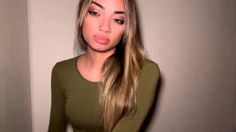 Snapshot of stasiakopiasz chatting on April 2026 08:53:01 AM Mia online show from April 2026 08:53:01 AM