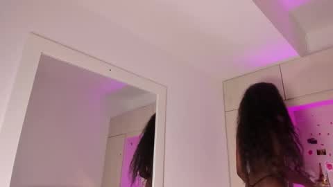 stefannyevans_ online show from November 2025 01:00:02 PM