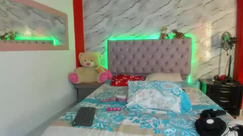 stefany_andruw online show from November 2025 03:12:02 PM
