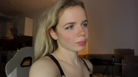 Asella online show from December 2024 12:44:01 PM