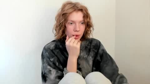 S T E L L A online show from October 2025 09:05:02 AM