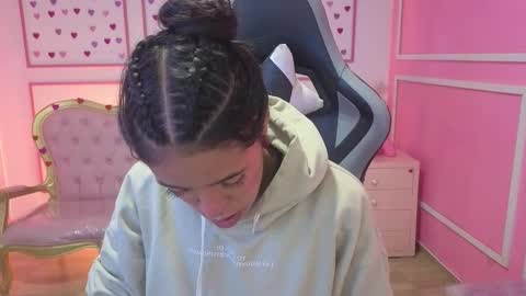 Stephania online show from September 2025 11:33:02 AM