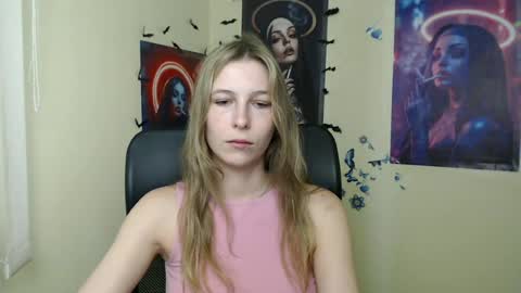 Snapshot of stranger_giirl chatting on June 2026 06:29:02 AM Amalia online show from June 2026 06:29:02 AM