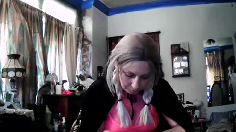 strawberrycream100 online show from February 2026 06:48:01 PM