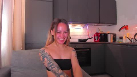 Snapshot of strawberrypie99 chatting on September 2025 01:05:02 PM Tati and Lola online show from September 2025 01:05:02 PM