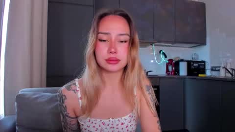 Snapshot of strawberrypie99 chatting on October 2025 10:38:02 AM Tati and Lola online show from October 2025 10:38:02 AM