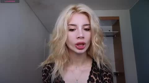 Sofa online show from March 2026 03:11:01 PM