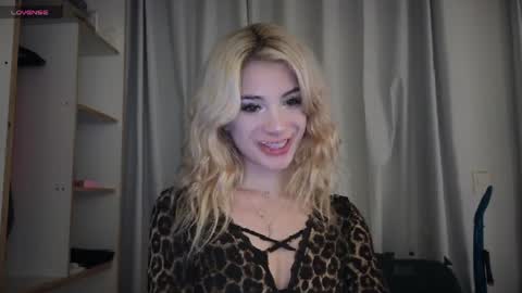 Sofa online show from April 2026 09:59:02 PM