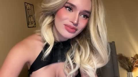 Mia online show from November 2025 07:57:01 PM