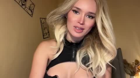 Mia online show from November 2025 02:33:02 AM