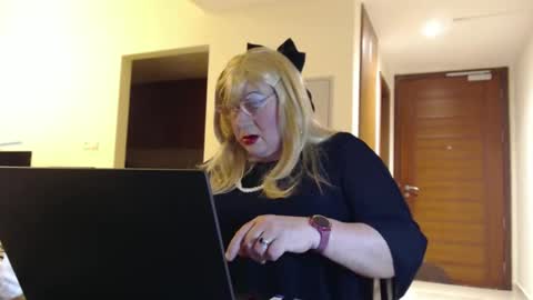 Snapshot of suzannebanci chatting on May 2026 04:23:01 PM My name is Sissy or more fully Suzanna Aprilia Maria Mariquita Catarina Chinita Banci. Soy una puta - que chimba ladybug online show from May 2026 04:23:01 PM