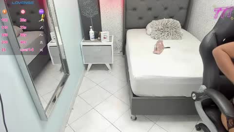 Snapshot of suzetmonaco chatting on May 2026 07:33:01 PM S U Z E T online show from May 2026 07:33:01 PM