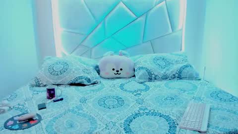 Nikki model independent online show from November 2025 02:00:02 AM