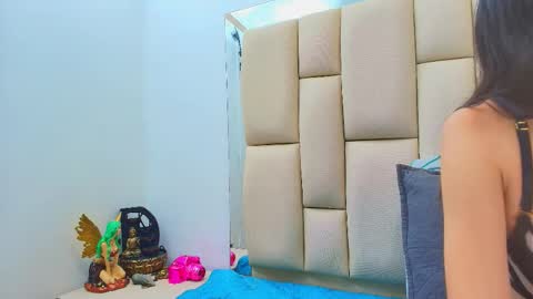 Amye  online show from November 2025 07:25:01 PM