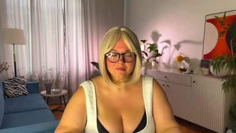 Snapshot of sweet_car0line_ chatting on April 2026 05:52:01 AM Caroline online show from April 2026 05:52:01 AM