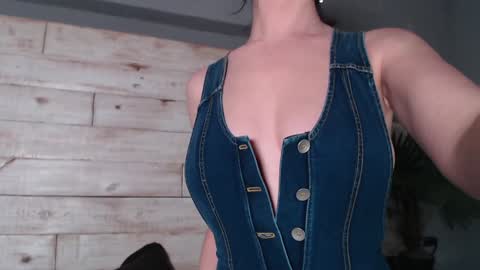 Snapshot of sweet_chantelle chatting on January 2025 11:38:01 PM Chantelle online show from January 2025 11:38:01 PM