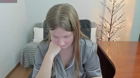 Mila online show from December 2025 04:32:01 AM