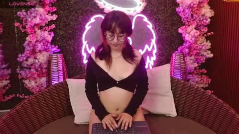 Roxanee online show from February 2026 01:15:02 PM