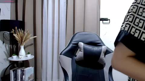 Snapshot of sweet_sirenxx chatting on October 2025 10:47:02 AM Leah online show from October 2025 10:47:02 AM