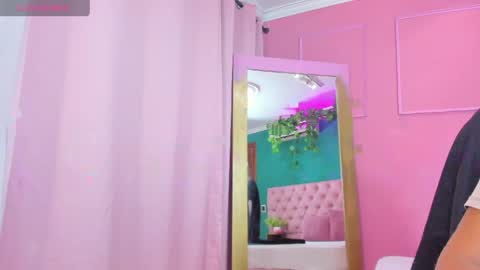 Snapshot of sweet_starxx chatting on April 2026 12:44:01 AM Yeileen online show from April 2026 12:44:01 AM