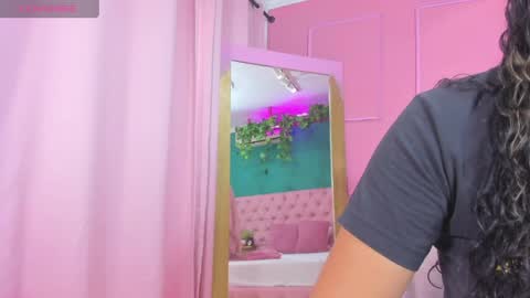 Snapshot of sweet_starxx chatting on April 2026 09:45:01 PM Yeileen online show from April 2026 09:45:01 PM