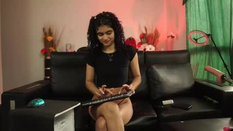 Salom independent model online show from December 2025 06:49:01 PM