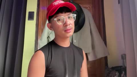 Snapshot of sweetguy102103 chatting on December 2025 01:44:02 AM khrayan online show from December 2025 01:44:02 AM