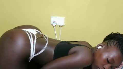 Snapshot of sweetmaya32 chatting on April 2026 01:32:01 AM Maya online show from April 2026 01:32:01 AM