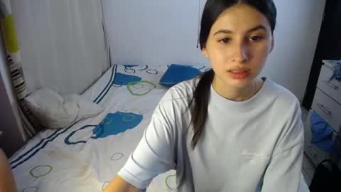Snapshot of sweetpink1_ chatting on October 2025 04:32:01 AM Caro Lily online show from October 2025 04:32:01 AM